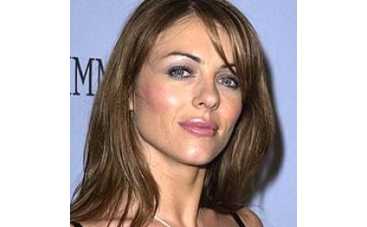 Элизабет Херли показала трусики