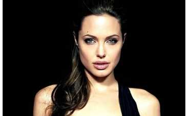 У Анджелины Джоли новые тату