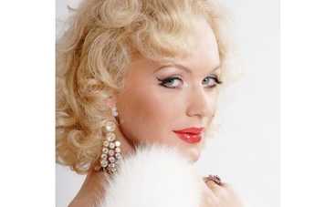 Монро заменит грудные накладки силиконовыми имплантантами