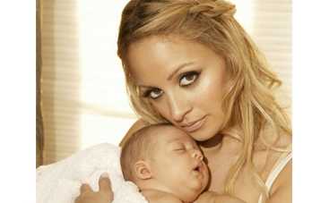 Николь Ричи променяла гламурные наряды на фартук повара