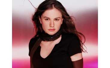 Анна Пакуин будет спасать детей во время войны