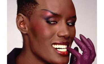 Девушка Бонда устроила скандал на премьере “Кванта милосердия”