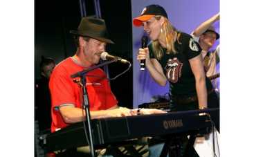 Хью Лори и другие звезды сериалов  запели