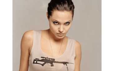 Анджелина Джоли – “девочка-панк с татуировками”