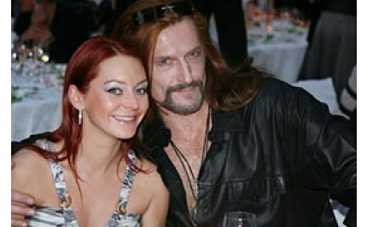 Беременную Анисину Джигурда везет в Париж