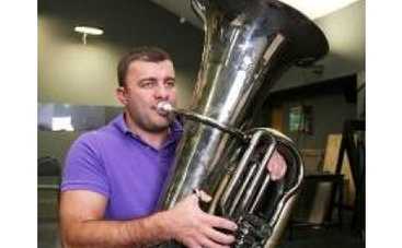 Ведущий "Битвы экстрасенсов" осваивает тубу