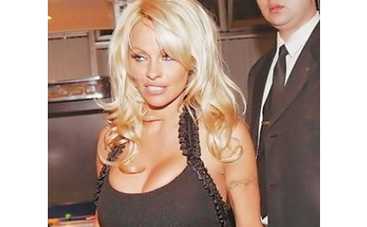 Детей Памелы Андерсон дразнят в школе