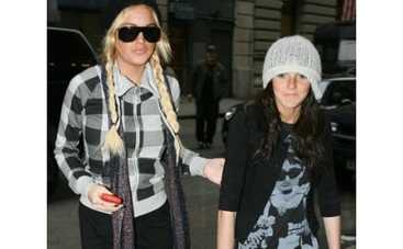 Линдсей Лохан контролирует личную жизнь сестры