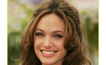 Джоли забеременела благодаря “Подмене”