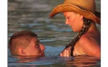 Дженифер Элистон обручилась с боксером