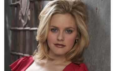 Алисия Сильверстоун написала книгу