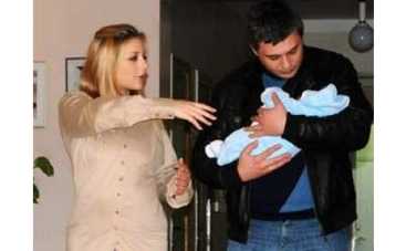 Тина Кароль с мужем и сыном уехали из роддома