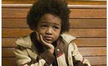 Сын Уилла Смита осваивает приемы карате на маме