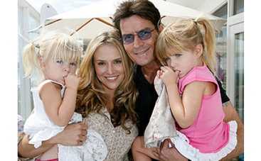 Дочки Чарли Шина попали в аварию