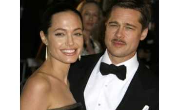 Джоли подарила любимому на День рождения новое тату... на своем теле!