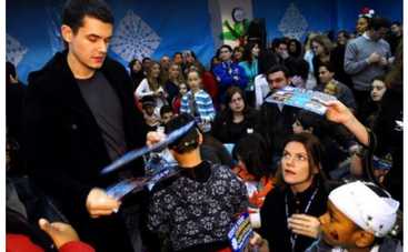 Джон Майер помогает детям