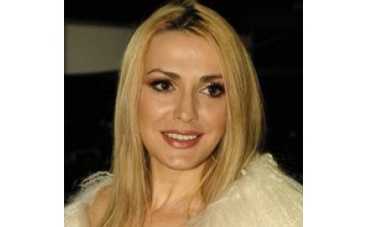 Сумская делает уколы для разглаживания морщин