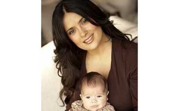 Сальма Хайек кормит чужих детей грудью