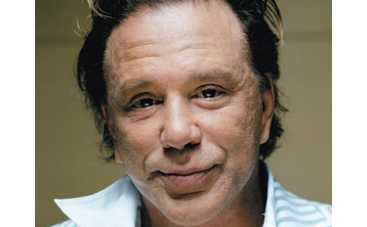 Микки Рурку показали грудь