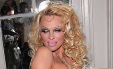 "Изюминкой" показа Richie Rich стал целлюлит Памелы Андерсон