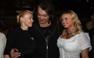 Киркорова зажали меж двух бюстов