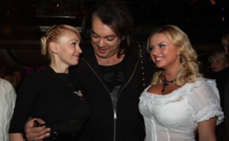 Киркорова зажали меж двух бюстов