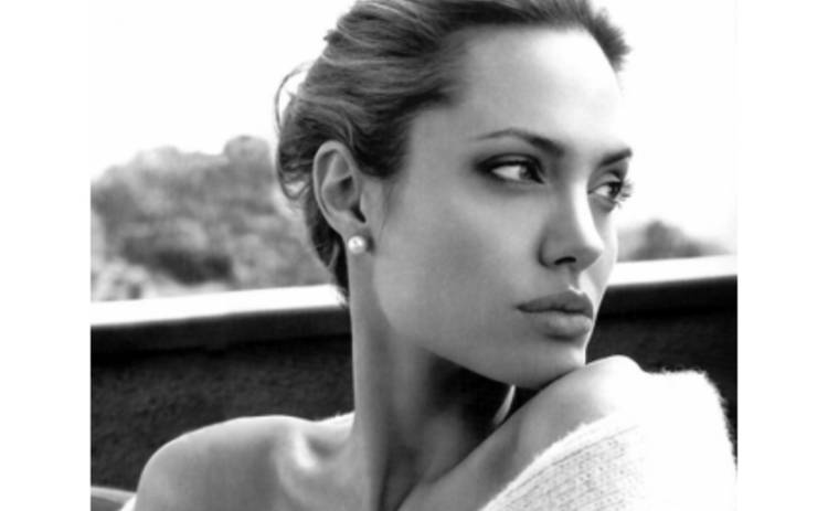 Анджелина Джоли погружается в депрессию