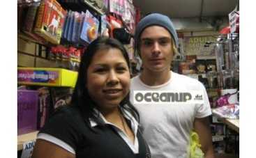 Зак Эфрон и Ванесса Хадженс в секс-шопе