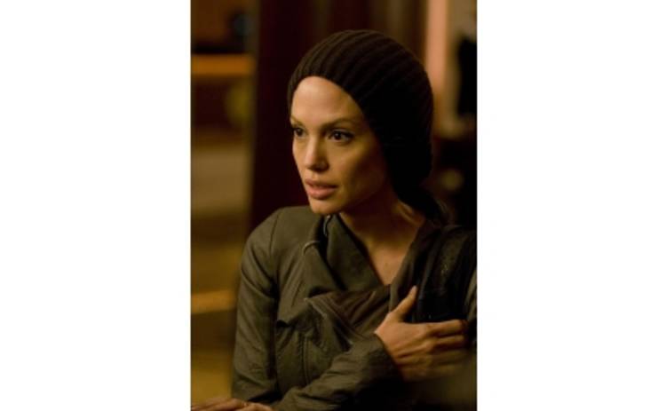 Анджелина Джоли ударила Брэда Питта из ревности