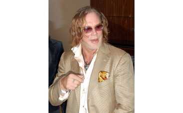 В последнюю ночь в Москве Микки Рурк заказал в номер трех проституток