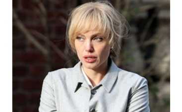 Джоли бросила мужа с детьми и устроила себе выходной