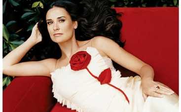 Деми Мур отговаривает поклонницу от пластики