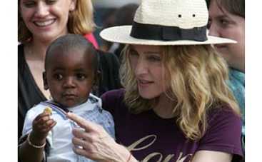 Мадонна прилетела в Малави за новой дочкой