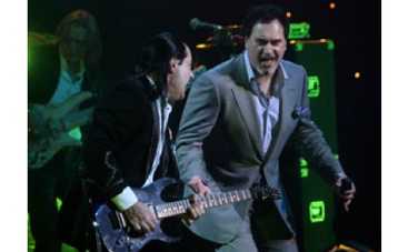 Меладзе целовал Приходько и пил шампанское прямо на сцене