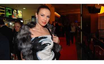 Эвелина Бледанс подарила Дмитрию Нагиеву пояс верности