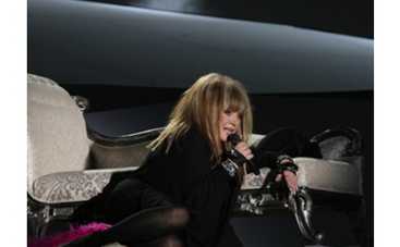 Пугачева встала перед зрителями на колени