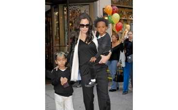 Джоли передумала брать ребенка в Индии