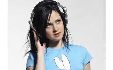 "Ранетка" играет на саксофоне в метро