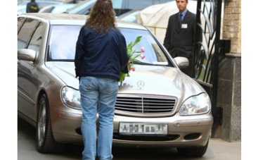 Пугачева едва не переехала свою поклонницу