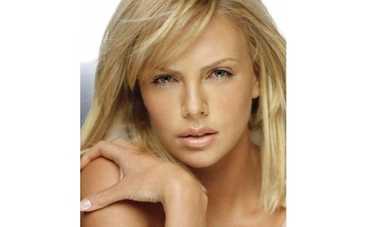 Шарлиз Терон защищает геев и лесбиянок