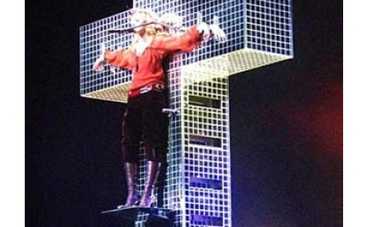 Мадонне запретили висеть на кресте в Петербурге