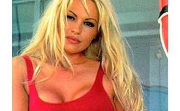 Продается купальник, в котором Памела Андерсон щеголяла в "Спасателях Малибу"