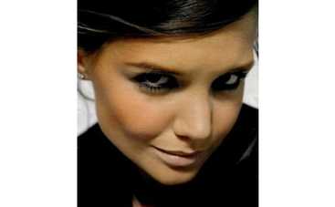 Кэти Холмс снова начала курить