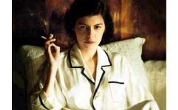 Одри Тоту запретили курить в транспорте