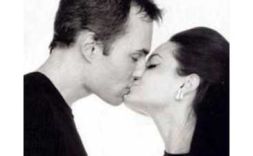 Джоли страстно целовалась со своим братом