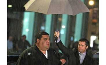 Брэд Питт прислуживает сумоисту