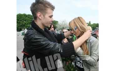 Барских дарит Лободе амулеты на память