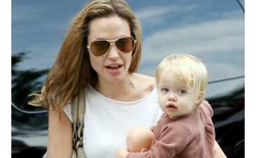 Джоли усыновит армянина