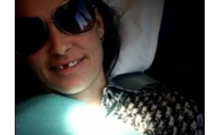 Кто выбил Деми Мур передний зуб?