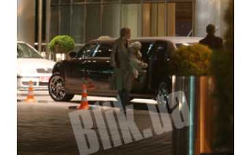 Патрисия Каас выгуливает свою собаку даже в полночь